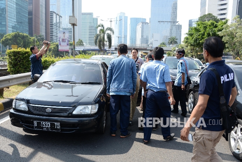   Sopir taksi melakukan sweeping sopir taksi lain untuk mengajak demo di tol dalam kota, Jakarta, Selasa (22/3). (Republika/Yasin Habibi) 