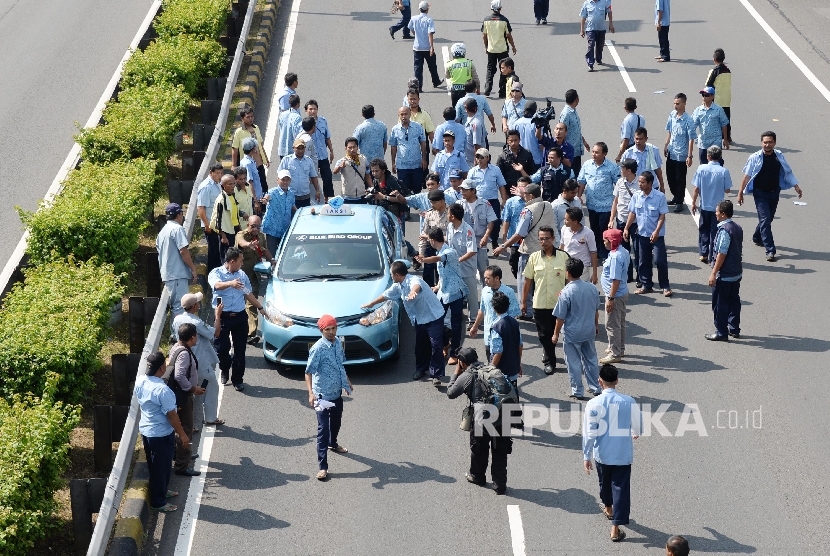 Sopir taksi melakukan sweeping sopir taksi lain untuk mengajak demo di tol dalam kota, Jakarta, Selasa (22/3). 