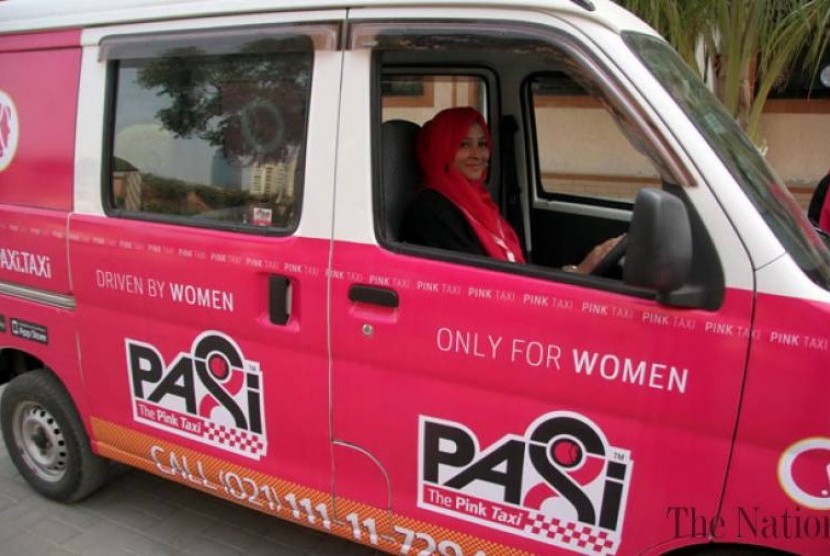 Sopir taksi perempuan, Paxis di Karachi, Pakistan.