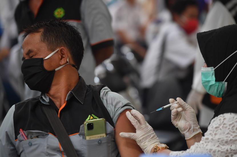 Sopir tranportasi umum mengikuti vaksinasi COVID-19 di Terminal Bunder, Gresik, Jawa Timur, Senin (8/3/2021). Vaksinasi tersebut diikuti petugas Dinas Perhubungan Gresik dan instansi terkait serta sopir transportasi umum di wilayah itu.