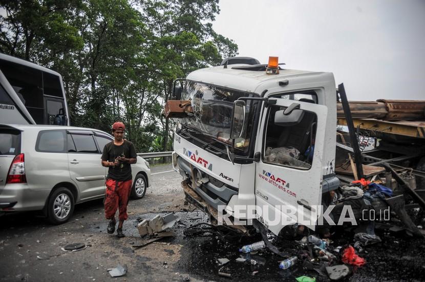 Ilustrasi kecelakaan truk. Dua orang tewas dalam kecelakaan yang melibatkan dua truk di KM 460 ruas Tol Semarang Solo di Desa Barukan, Tengaran, Kabupaten Semarang, Jawa Tengah, Ahad (14/8/2022) siang.