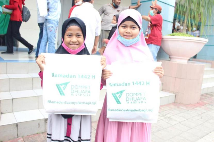 Sorot bahagia terpancar dari wajah 20 anak yatim yang ikut berbelanja bersama tim Dompet Dhuafa Waspada di salah satu pusat perbelanjaan yang berada di jalan Pusat Pasar, Kecamatan  Medan Kota, Senin (10/5).
