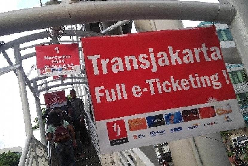 Sosialisai penggunaan tiket elektronik (e-ticketing) di halte Transjakarta Pejaten, Jakarta, Kamis (11/12).