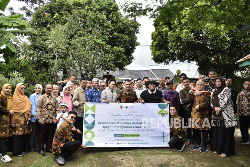 Sosialisasi dan Pelatihan Pembuatan Minuman Herbal Sebagai Upaya Peningkatan Imun Tubuh di Sekretariat Kelompok Ternak Lebah Madu Malaya, Desa Tenjolaya, Kecamatan Pasirjambu, Kabupaten Bandung yang digelar Unisba