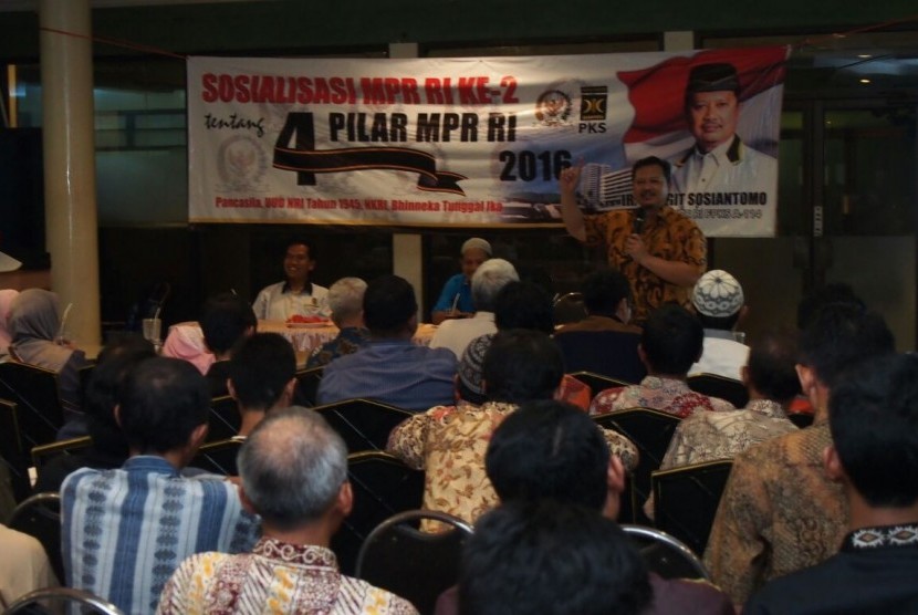 Sosialisasi Empat Pilar (Pancasila, UUD NRI 1945, NKRI dan Bhinneka Tunggal Ika) di Lotte Mart, Jl. Pepelegi Indah No 4, Waru, Sidoarjo, Sabtu (16/4/2016)