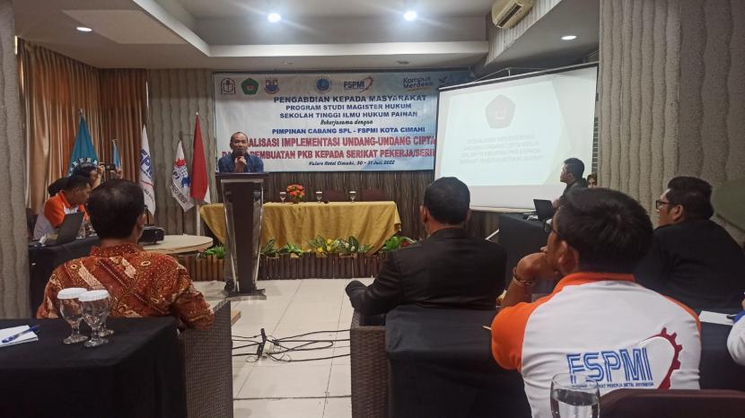 Sosialisasi implementasi Undang-Undang Cipta Kerja dalam pembuatan Perjanjian Kerja Bersama (PKB) kepada serikat pekerja untuk Serikat Pekerja Logam (SPL) Federasi Serikat Pekerja Metal Indonesia (FSPMI) Cimahi, akhir pekan ini.