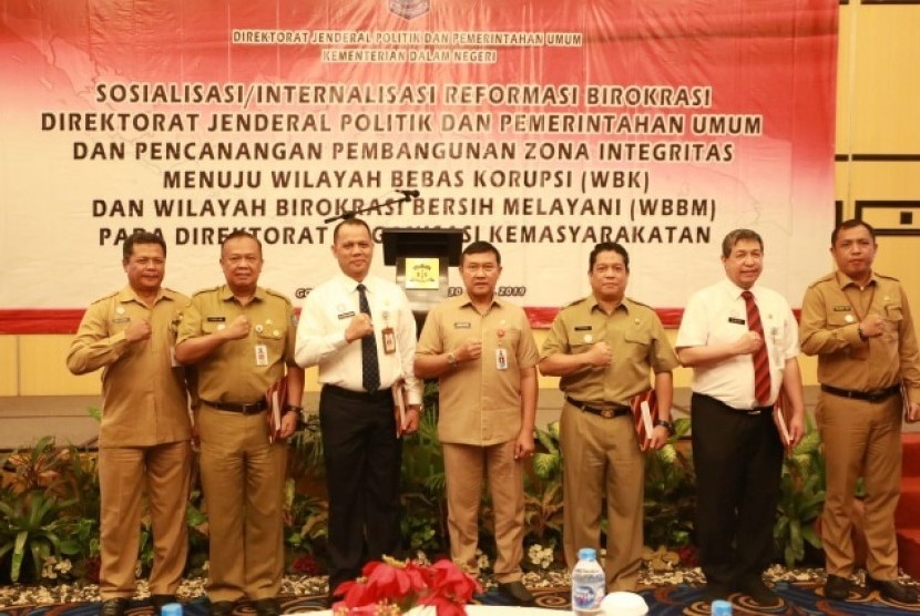  Sosialisasi Internalisasi Reformasi Birokrasi Ditjen Polpum dan Pencanangan Pembangunan Zona Integritas Menuju Wilayah Bebas Korupsi (WBK) dan Wilayah Demokrasi Bersih Melayani (WBBM) pada Direktorat Organisasi Kemasyarakatan, di Jakarta Pusat, Selasa (30/4).   