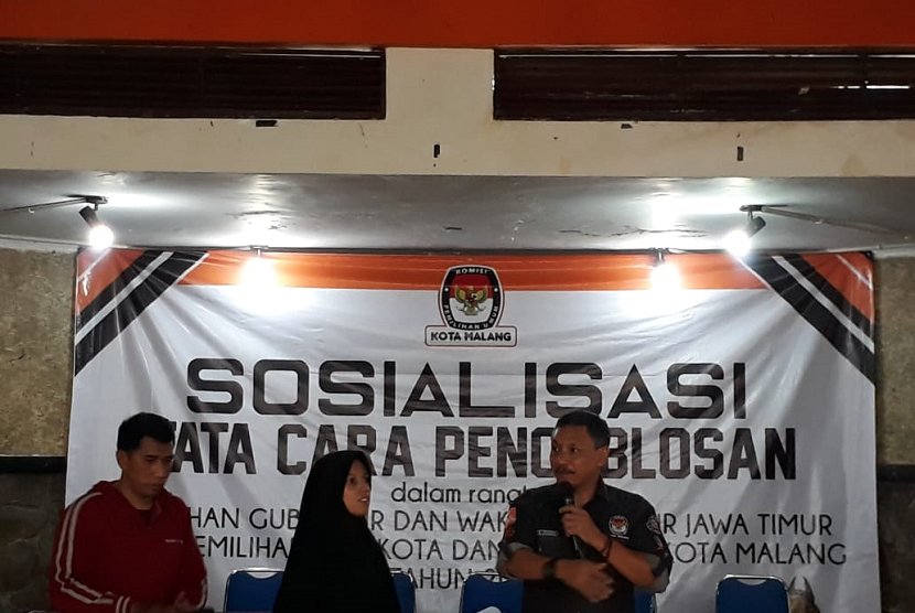 Sosialisasi mekanisme pencoblosan Pilkada 2018 di kalangan penyandang disabilitas Kota Malang, Senin (25/6). 