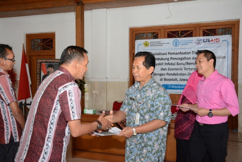 Sosialisasi panduan praktis bertajuk 'Pencegahan dan Pengendalian Zoonosis dan Penyakit Infeksi Baru Melalui Optimalisasi Fungsi Puskeswan dengan Dukungan Dana Desa' kepada Pemerintah Kabupaten Boyolali dan perwakilan perangkat 30 desa. 