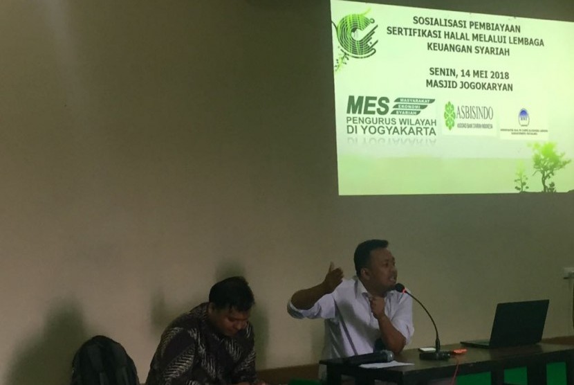 Sosialisasi pembiayaan sertifikasi halal dan pembiayaan produktif melalui lembaga keuangan syariah.