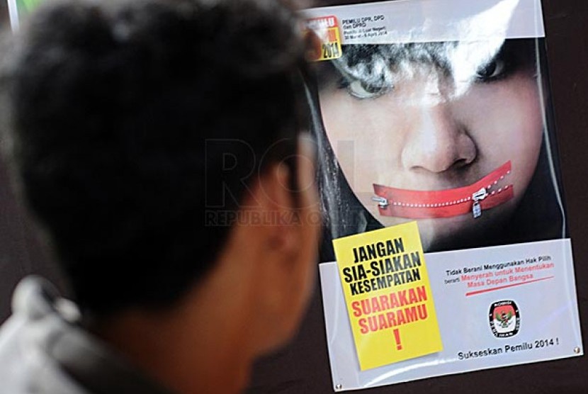SOSIALISASI PEMILU: Poster ajakan memilih terpampang di dinding triplek pengumuman di Kota Bandung, Selasa (21/1). Poster ajakan memilih merupakan salah satu cara sosialisasi Pemilu 2014 kepada masyrakat luas. 