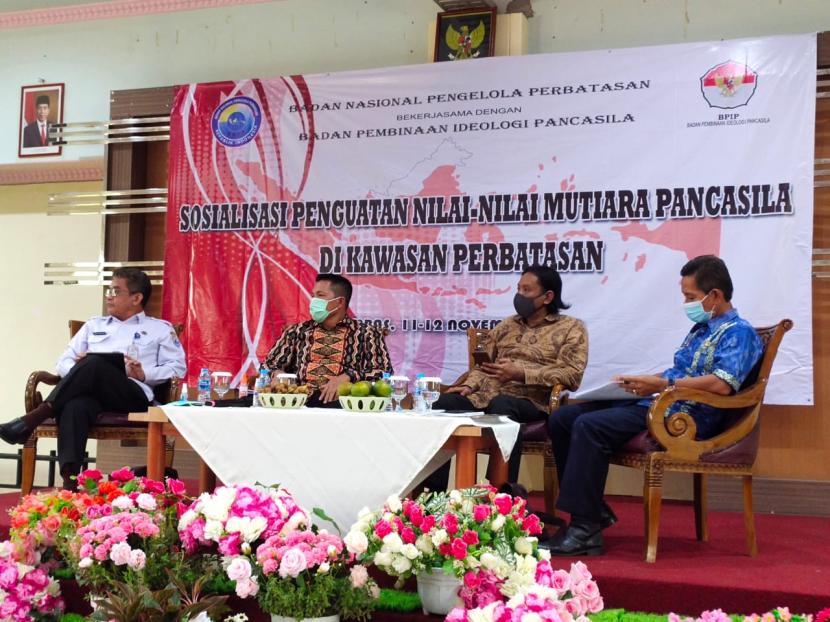 Sosialisasi Penguatan Nilai-nilai Mutiara Pancasila di Kawasan Perbatasan bersama Badan Nasional Pengelola Perbatasan (BNPP) di Sambas, Kamis (12/11).