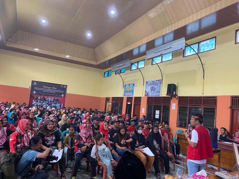 Sosialisasi program paslon nomor urut 3 di Balai Desa Sukaharja, Kecamatan Cibingin, Kabupaten Kuningan, Ahad (28/1/2024). 