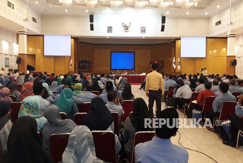 Sosialisasi SNMPTN dan SBMPTN 2018 di Auditorium Universitas Negeri Yogyakarta, Selasa (16/1).  Sosialisasi diberikan panita lokal dari lima perguruan tinggi negeri DIY kepada 425 kepala sekolah seluruh DIY.