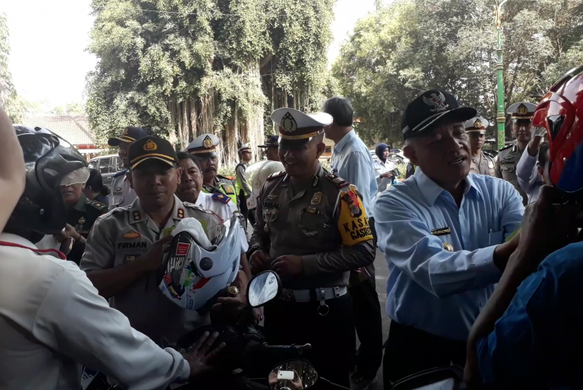 Sosialisasi tertib berkendara yang dilakukan Polres, Dinas Perhubungan, dan Pemkab Sleman di sisi depan Lapangan Denggung.