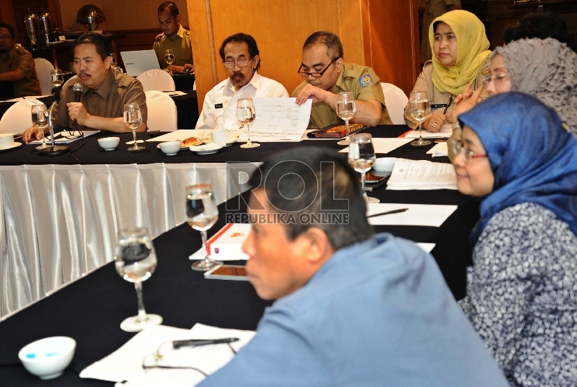 Sekretaris Dirjen OTDA Kemendagri Susilo (kanan) pada sosialisasi Undang Undang di Jakarta, Selasa (17/11). 