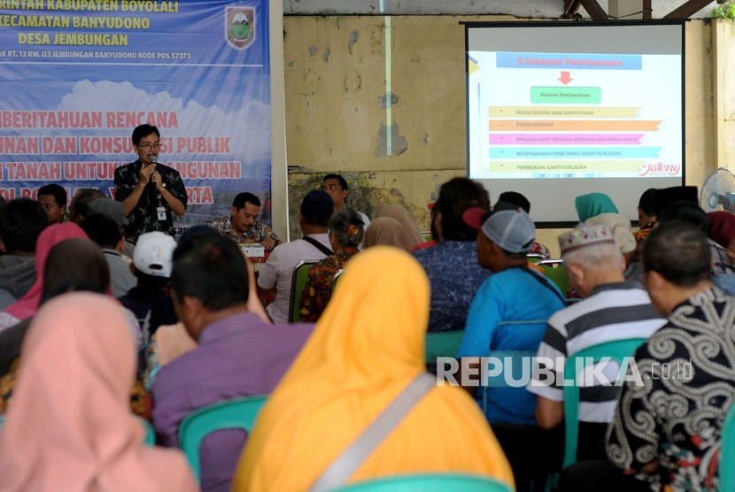 Petugas Pemkab Boyolali mensosialisasikan pembangunan jalan tol Boyolali-Yogyakarta kepada warga di Jembungan, Banyudono, Boyolali, Jawa Tengah, Kamis (5/3/2020). 