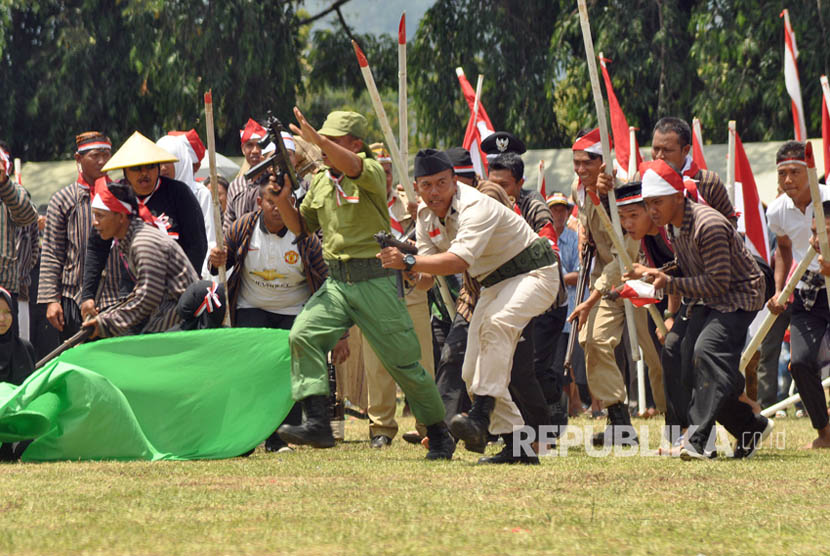 Sosiodrama kolosal  sejarah perjuangan Jenderal Soedirman mempertahankan negara dari penjajah Belanda, saat peringatan HUT ke-72 TNI, di lapangan Panglima Besar (Pangsar) Jendral Sudirman, Ambarawa, Kabupaten Semarang, Kamis (5/10).