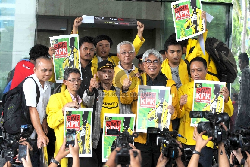 Sosiolog Imam Prasodjo beserta para alumni Universitas Indonesia (UI) melakukan aksi mendukung KPK di halaman gedung KPK, Jakarta, Rabu (18/2). 