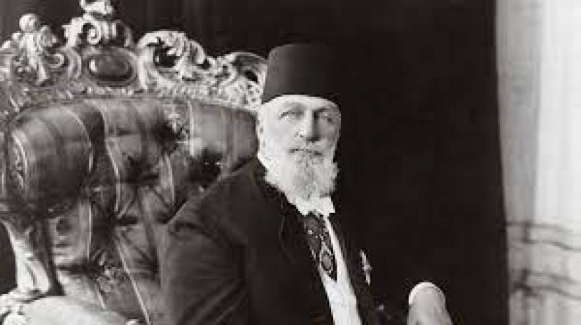 Sosok Abdulmecid atau Abdul Majid II adalah seorang pianis, pemain celo berbakat, dan seorang seniman yang menyukai melukis. Tapi pencapaian terbesar dan paling terkenalnya adalah dia menjadi khalifah Muslim terakhir yang diakui secara resmi. Foto Abdulmecid II di singgasananya pada 1923.