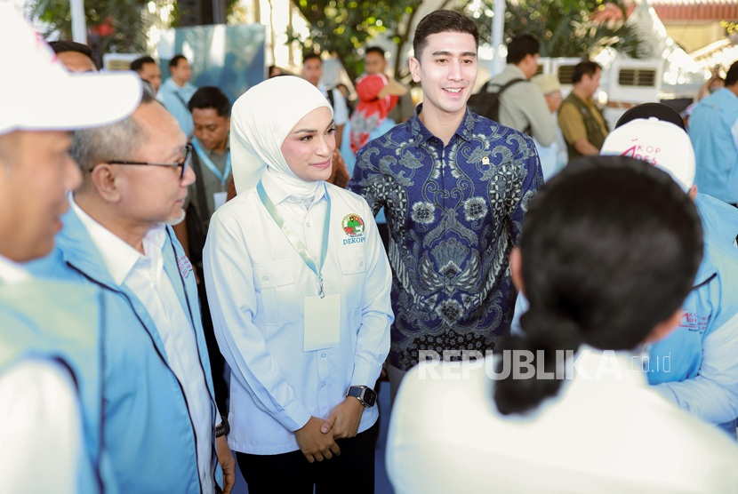 Sosok Verrell Bramasta kembali menarik perhatian publik, kali ini dalam kunjungannya ke Kabupaten Klaten, Jawa Tengah, Senin (21/7/2025). Hadir sebagai Anggota Komisi X DPR RI dari Fraksi PAN, Verrell mendampingi sejumlah pejabat negara dalam acara peluncuran Koperasi Merah Putih di Desa Manjungan, Kecamatan Ngawen, yang digelar menjelang kunjungan simbolik Presiden RI Prabowo Subianto.