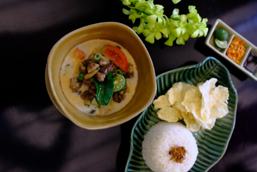 Soto Betawi salah satu makanan khas Betawi yang disuguhkan Aston Priority Simatupang Hotel & Conference Center. 