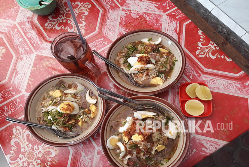 Soto daging Rahayu legendaris telah berdiri sejak 1928 di Kota Malang. 