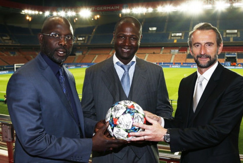 Souleymane (tengah) saat menerima bola bertanda tangan dari George Weah (kiri) dan Jean-Claude Blanc