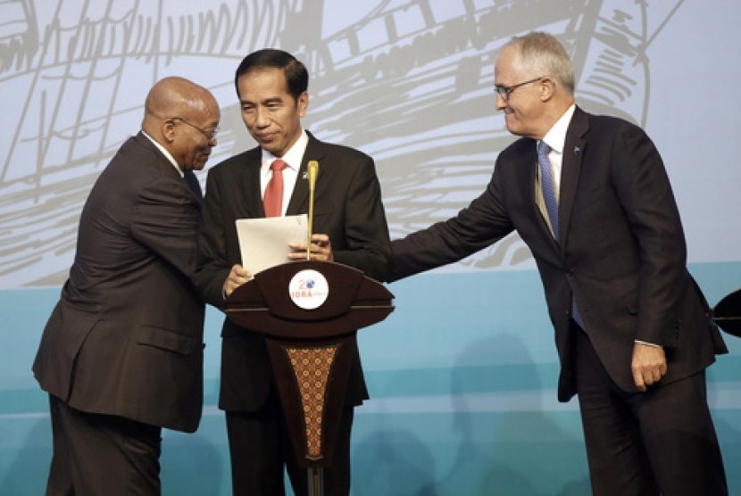 South African President Jacob Zuma, left, shakes hands with Australian Prime Minister Malcolm Turnbull, right, as Indonesian President Joko Widodo, center, looks on during a press conference at the Indian Ocean Rim Association summit in Jakarta, Indonesia,