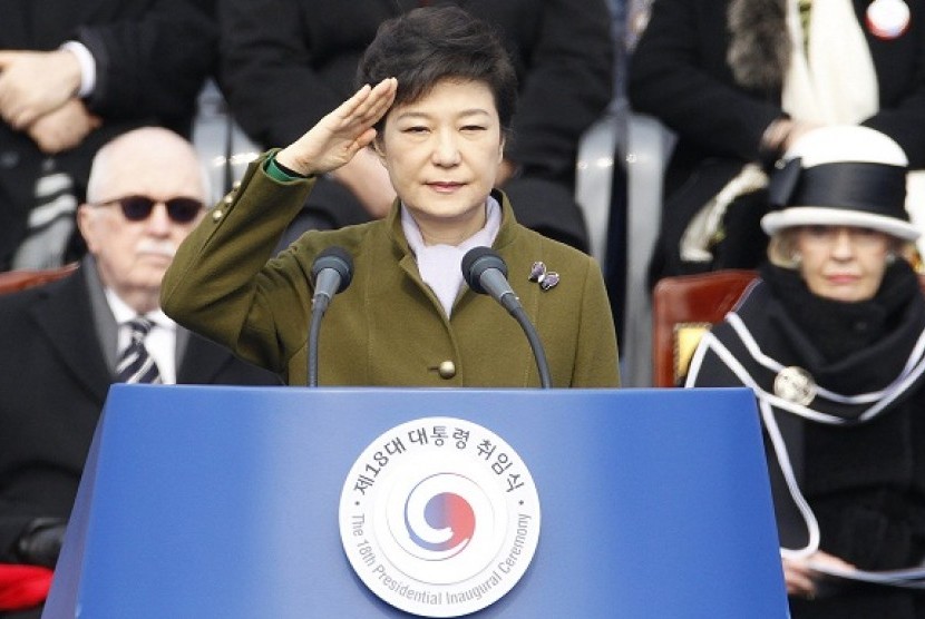 South Korea's new President Park Geun-hye salutes a honour guard during her inauguration at parliament in Seoul February 25, 2013.