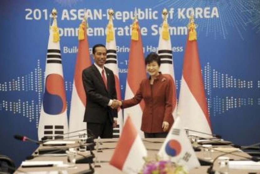 South Korea's President Park Geun-hye (right) shakes hands with Indonesia's President Joko Widodo during their bilateral meeting at the Association of Southeast Asian Nations (ASEAN) -Republic of Korea Commemorative Summit in Busan December 11, 2014. 