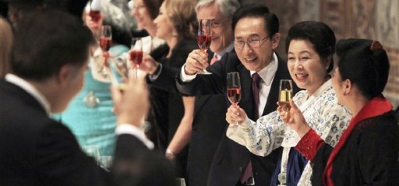 South Korean President Lee Myung-bak, third from right, accompanied by his wife Kim Yoon-ok, second from right, proposes a toast during an official dinner for leaders who attended the Nuclear Security Summit in Seoul, South Korea, Tuesday, March 27, 2012.