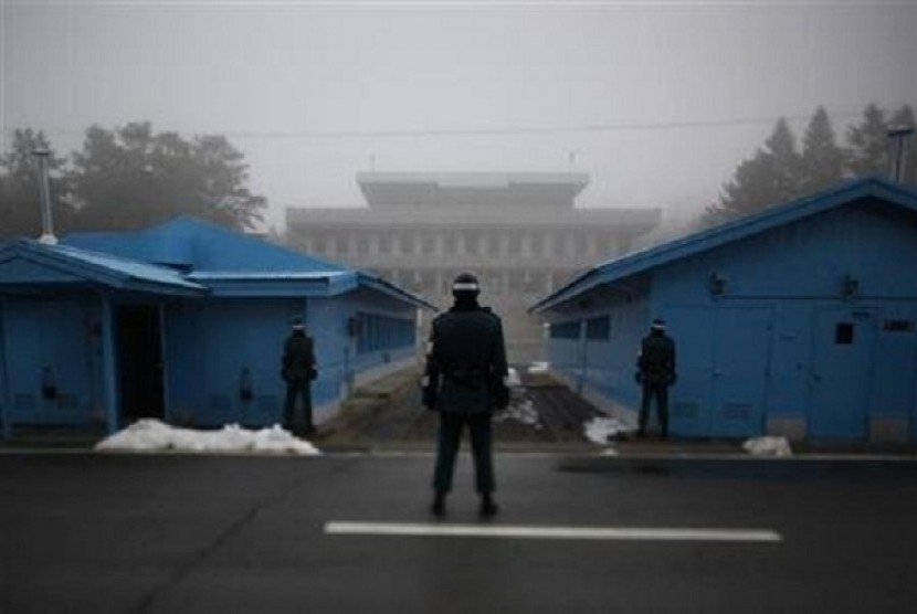 Tentara Korea Selatan menatap ke wilayah perbatasan dengan Korea Utara.