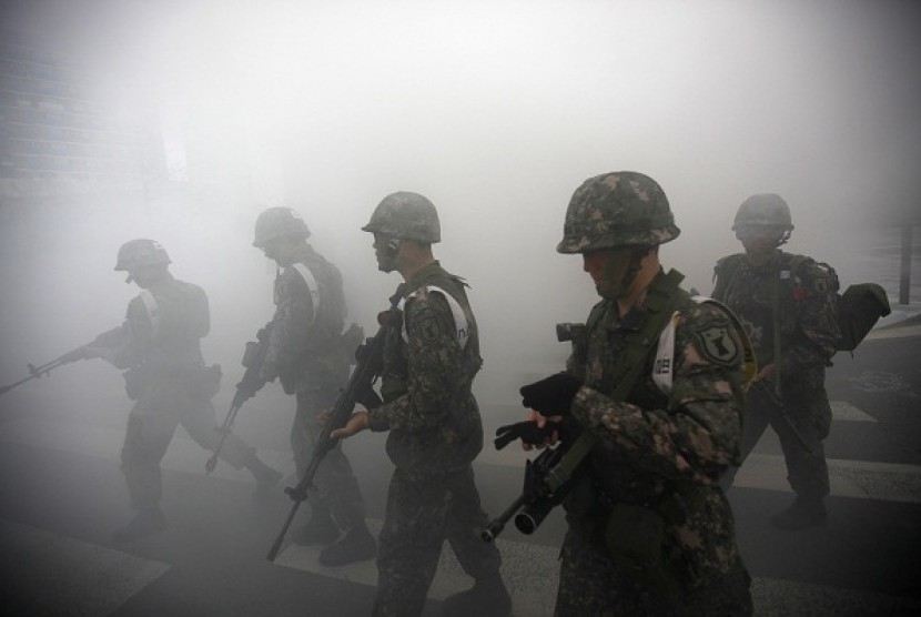 South Korean soldiers walk as they take part in an anti-terror and security drill at the Integrated Government Complex in Sejong, south of Seoul, April 17, 2013. IMF projects that growth in ASEAN-5 economies will remain strong despite of the high tension i