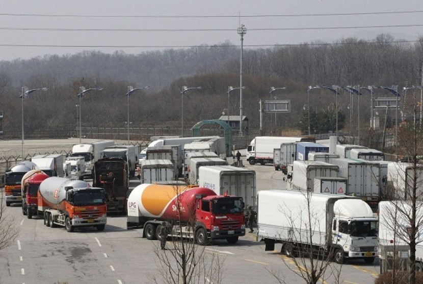 South Korean vehicles turn back their way as they were refused for entry to North Korea's city of Kaesong, at the customs, immigration and quarantine office in Paju, South Korea, Wednesday, April 3, 2013. 