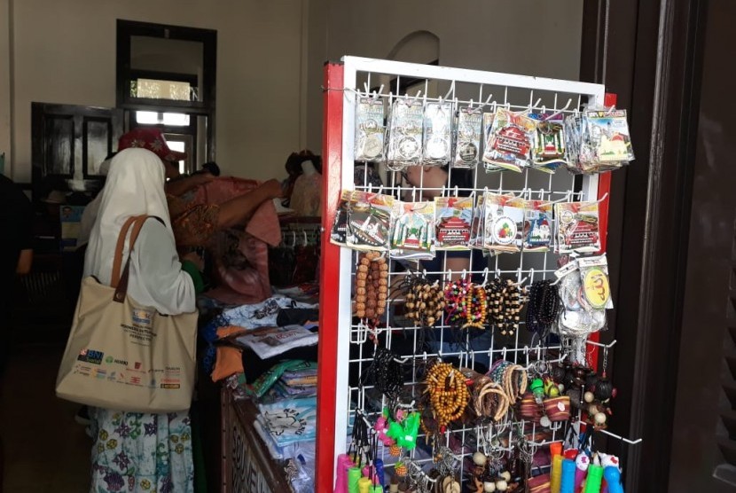 Souvenir-souvenir yang dijual di dalam Lawang Sewu di Kota Semarang.   
