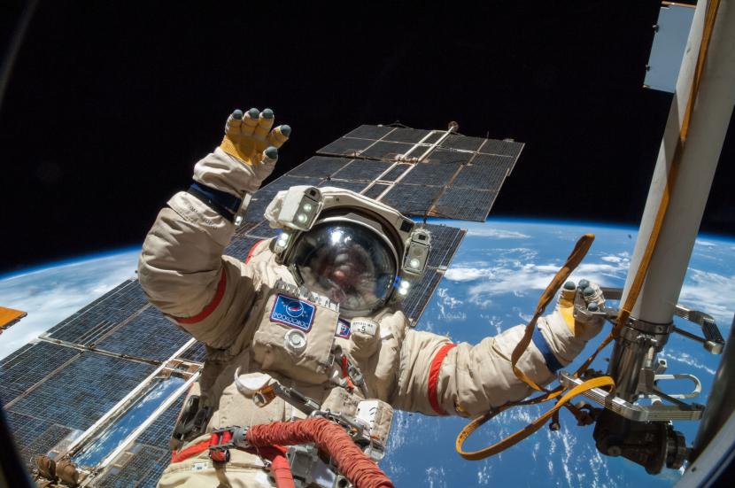 Spacewalk. Setelah jeda tujuh bulan, wahana antariksa Badan Penerbangan dan Antariksa Amerika Serikat (NASA) di luar Stasiun Luar Angkasa Internasional (ISS) kembali aktif.