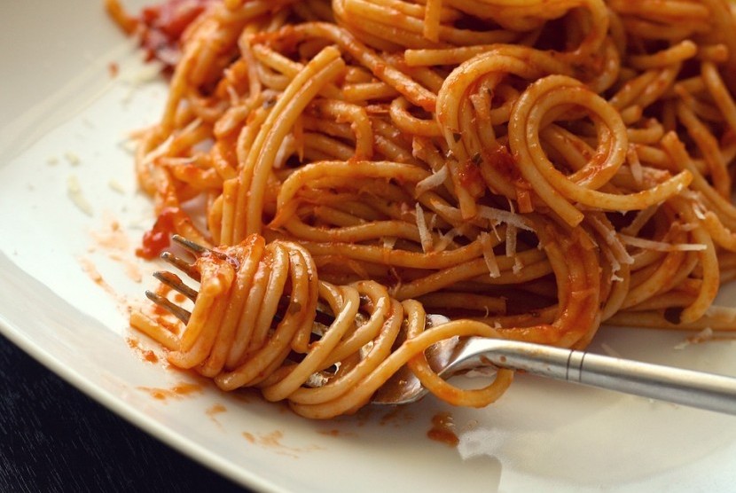 Spageti bolognese. Koki Italia menyebut saus bolognese aslinya disandingkan dengan tagliatelle, bukan spageti.