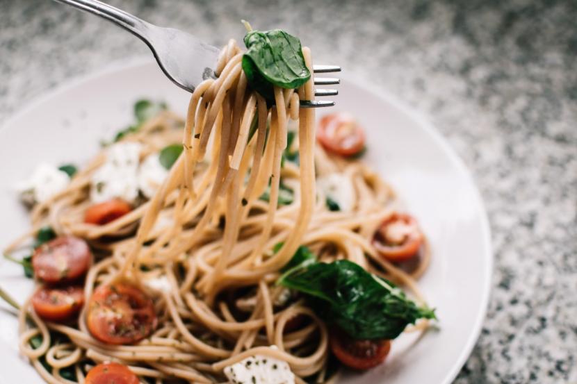 Merebus pasta tidak bisa dengan air sedikit seperti memasak mi instan.