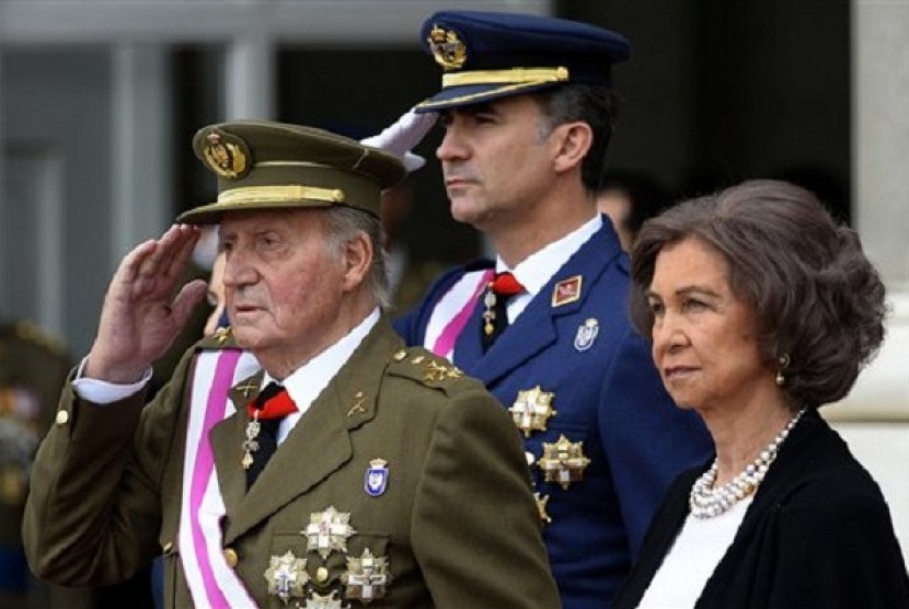 Spain's Crown Prince Felipe (center), Spain's King Juan Carlos (left) and Spain's Queen Sofia attend the annual Pascua Militar Epiphany ceremony at the Royal Palace in Madrid, Spain, on January 6, 2014. (file photo) 