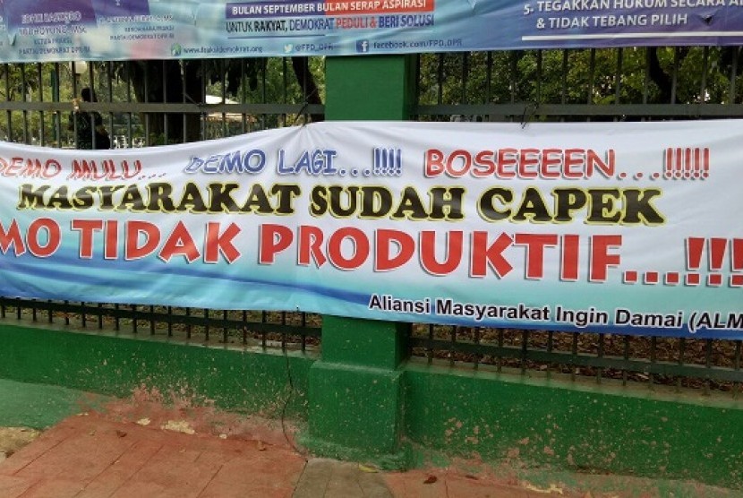 Spanduk bernada provokatif terpasang di pagar Gedung DPR/MPR