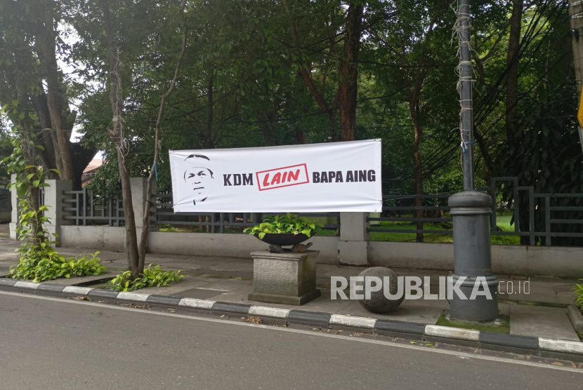 Berita Bandung Unfold Hari Ini - Spanduk Kritik KDM Terpasang di Bandung