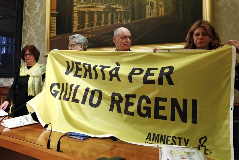 Spanduk bertuliskan 'Kebenaran untuk Regeni' dibentangkan dalam kasus pembunuhan mahasiswa Giulio Regeni yang memicu ketegangan antara Mesir dan Italia.