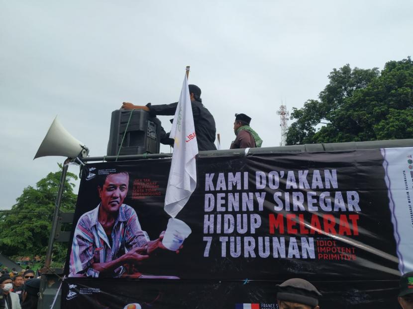 Spanduk dibentangkan warga yang demo di depan Masjid Agung Tasikmalaya, Jawa Barat atas kasus ujaran kebencian Denny Siregar pada 4 November 2021.