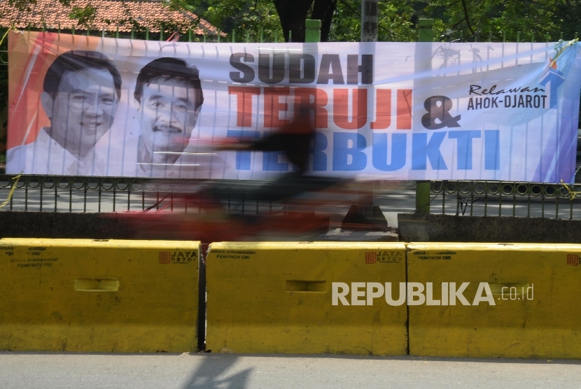 Spanduk duet Ahok-Djarot terpampang di Jalan Sultan Agung, Jakarta Pusat, Kamis (28/7). (Republika/ Yasin Habibi)