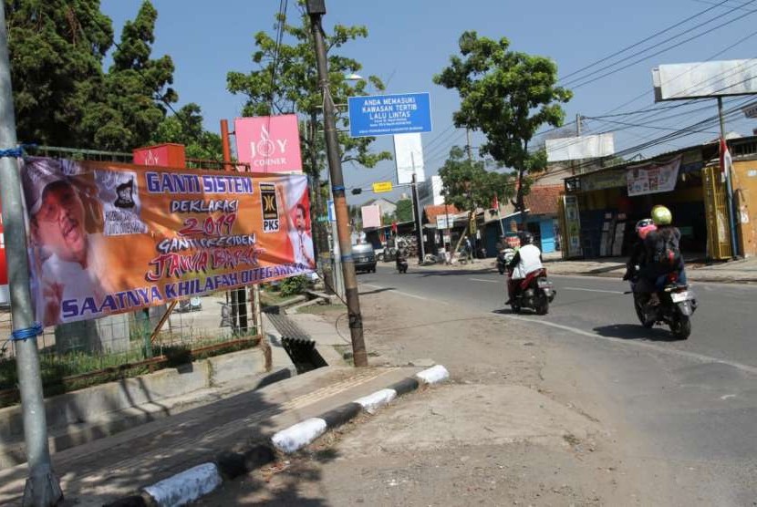 Spanduk dukungan ganti presiden di pemilihan presiden (pilpres) 2019 mendatang muncul di Kabupaten Bandung, Rabu (15/8). Tepatnya di pertigaan Jalan Raya Warung Lobak, Desa Gandasoli, Kecamatan Soreang. Saat ini, bakal calon presiden dan wakil presiden yang sudah mendaftar ke KPU yaitu Jokowi-Ma'ruf Amin dan Prabowo-Sandiaga Uno.