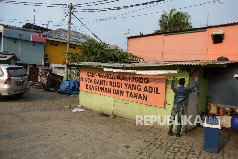  Warga memasang spanduk yang bertuliskan tuntutan ganti rugi atas penertiban permukiman di Kalijodo, Jakarta, Kamis (18/2).