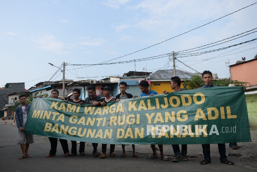 Spanduk Ganti Rugi. Warga memasang spanduk yang bertuliskan tuntutan ganti rugi atas penertiban permukiman di Kalijodo, Jakarta, Kamis (18/2).