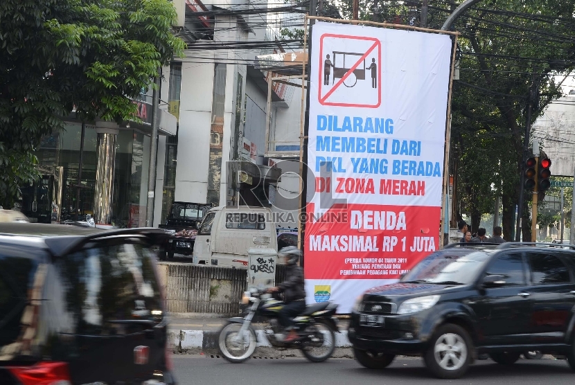Spanduk himbauan larangan membeli dari pedagang kaki lima (PKL) yang berjualan di zona merah di Jl Medeka, Kota Bandung.