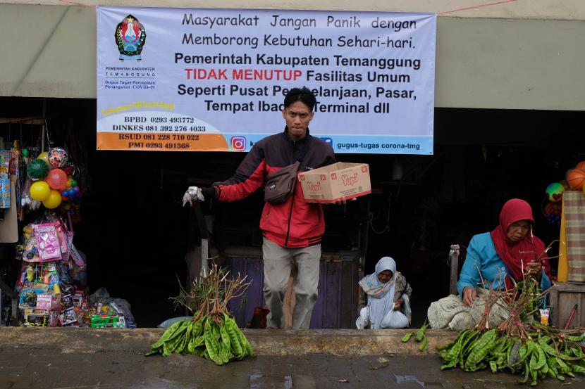 Spanduk himbauan untuk tidak memborong bahan pangan dipasang di pintu masuk pasar Wage Ngadirejo, Temanggung, Jawa Tengah, Kamis (2/4/2020). 